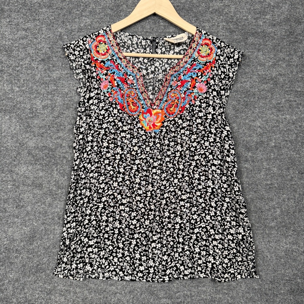Savanna Jane Medium Top Blouse Black Embroidered Flowers Lightweight Cap Sleeves